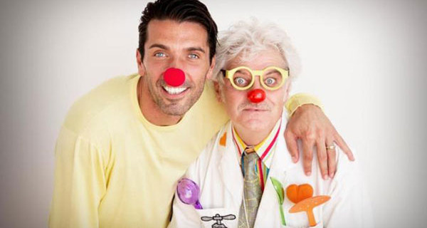Gigi Buffon fa sognare i bambini malati travestendosi da pagliaccio Gigi Buffon fa sognare i bambini malati travestendosi da pagliaccio