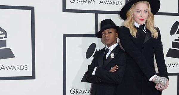 Grammy Awards 2014: Madonna e il figlio David con lo stesso look firmato Ralph Lauren Grammy Awards 2014: Madonna e il figlio David con lo stesso look firmato Ralph Lauren