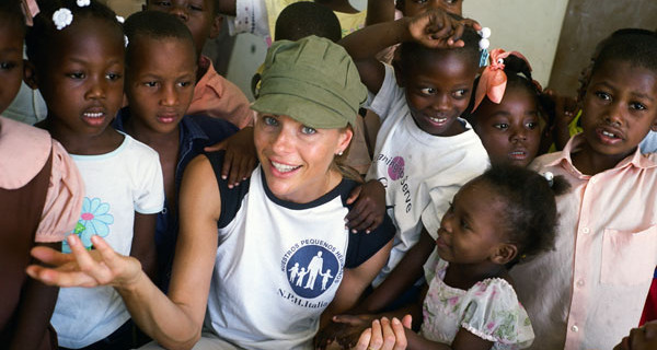 Martina Colombari ad Haiti: “Un bambino su tre muore prima di compiere 5 anni” Martina Colombari ad Haiti: “Un bambino su tre muore prima di compiere 5 anni”