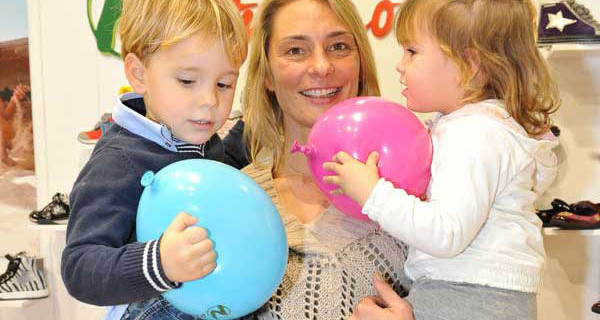 Vip a Pitti Bimbo: Maurizia Cacciatori con tutta la famiglia da Naturino Vip a Pitti Bimbo: Maurizia Cacciatori con tutta la famiglia da Naturino
