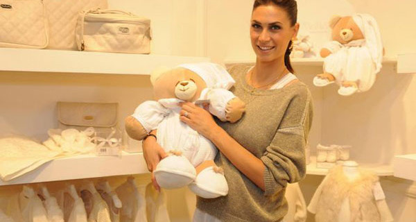 Melissa Satta incinta a Pitti Bimbo: shopping per il bebè nello stand Nanan Melissa Satta incinta a Pitti Bimbo: shopping per il bebè nello stand Nanan