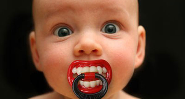 Ciuccio Succhietto Denti da Vampiro: per i neonati più “terrificanti”. Info e prezzo Ciuccio Succhietto Denti da Vampiro: per i neonati più “terrificanti”. Info e prezzo