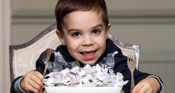 Finley, il bambino che può mangiare solo caramelle Finley, il bambino che può mangiare solo caramelle
