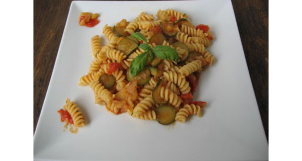 Pasta con verdure: la ricetta del primo piatto ideale per i bimbi Pasta con verdure: la ricetta del primo piatto ideale per i bimbi