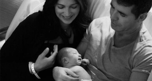 Simon Cowell papà per la prima volta: le foto del suo bambino su Twitter Simon Cowell papà per la prima volta: le foto del suo bambino su Twitter