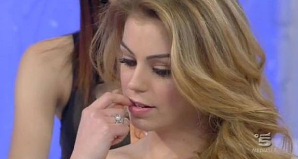 Uomini e Donne: Alessia Cammarota preoccupata per la sua famiglia Uomini e Donne: Alessia Cammarota preoccupata per la sua famiglia