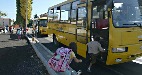 Bambina dimenticata sullo scuolabus: si era addormentata Bambina dimenticata sullo scuolabus: si era addormentata