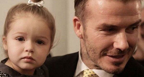 La famiglia Beckham al completo alla sfilata di Victoria. Il look della piccola Harper La famiglia Beckham al completo alla sfilata di Victoria. Il look della piccola Harper