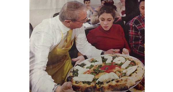 L’omaggio di Napoli alla star tv Violetta: una pizza personalizzata L’omaggio di Napoli alla star tv Violetta: una pizza personalizzata