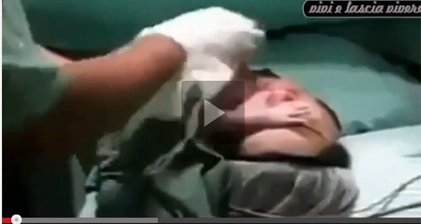 Il bambino appena nato che non vuole staccarsi dalla mamma: il video diventa virale Il bambino appena nato che non vuole staccarsi dalla mamma: il video diventa virale