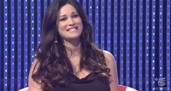 Manuela Arcuri entra al Grande Fratello per Mirco, cos’ha detto? Niente Manuela Arcuri entra al Grande Fratello per Mirco, cos’ha detto? Niente