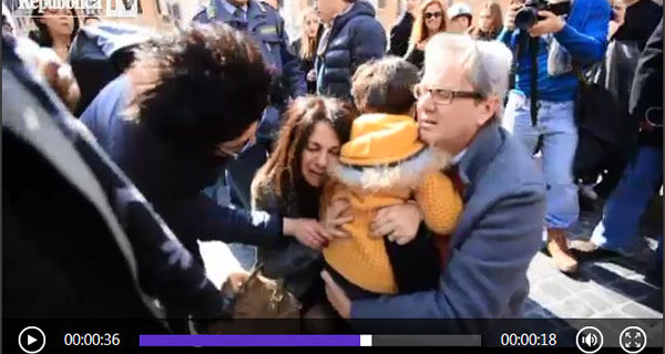 Bambino si perde tra la folla e la madre lo ritrova: il video che fa il giro del web Bambino si perde tra la folla e la madre lo ritrova: il video che fa il giro del web