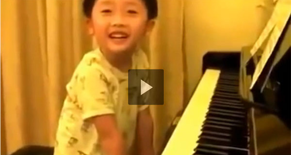 Video incredibile: questo bambino è un genio del pianoforte a soli 4 anni Video incredibile: questo bambino è un genio del pianoforte a soli 4 anni