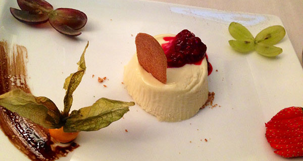 Ricetta per bambini: la mousse al cioccolato bianco con crema di lamponi Ricetta per bambini: la mousse al cioccolato bianco con crema di lamponi
