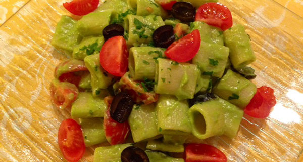 Ricette per bambini: pasta al pesto d’asparagi con olive e pomodorini Ricette per bambini: pasta al pesto d’asparagi con olive e pomodorini