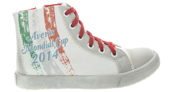 Balducci dà il calcio di inizio ai Mondiali 2014 con la special edition di scarpe per bambino Balducci dà il calcio di inizio ai Mondiali 2014 con la special edition di scarpe per bambino