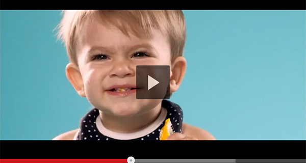 Bambini assaggiano un limone per la prima volta. Il video con le loro espressioni Bambini assaggiano un limone per la prima volta. Il video con le loro espressioni