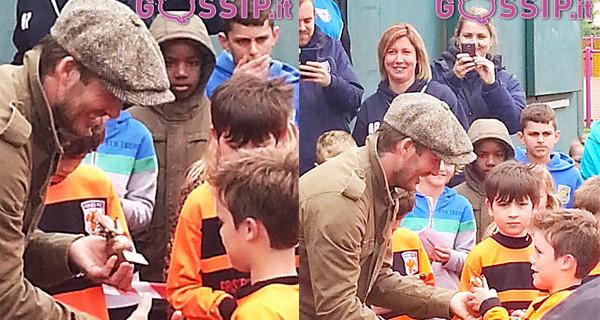 David Beckham emozionato consegna il primo trofeo calcistico al piccolo Cruz David Beckham emozionato consegna il primo trofeo calcistico al piccolo Cruz