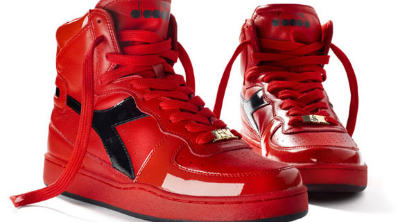 Emis Killa a favore dei bambini: all’asta le sue Diadora in edizione limitata Emis Killa a favore dei bambini: all’asta le sue Diadora in edizione limitata