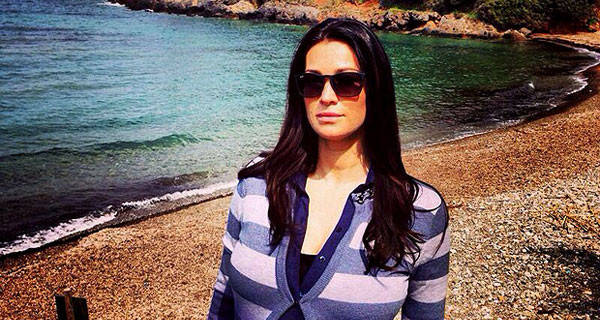 Manuela Arcuri presto mamma: relax al mare prima di partorire Manuela Arcuri presto mamma: relax al mare prima di partorire