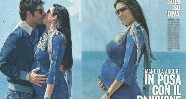 Manuela Arcuri incinta e felice: a passeggio con Giovanni prima di partorire Manuela Arcuri incinta e felice: a passeggio con Giovanni prima di partorire