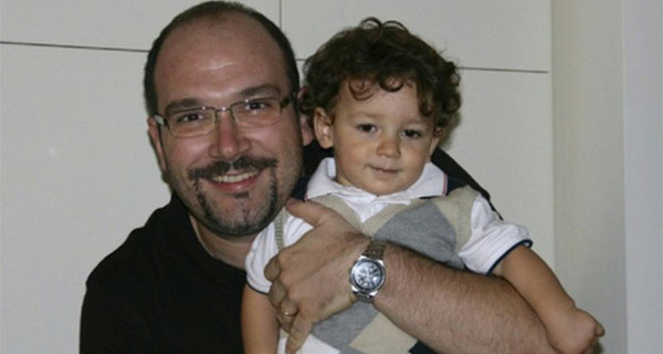 Bimbo muore dopo essere stato dimenticato in auto: oggi il papà salva altri bambini Bimbo muore dopo essere stato dimenticato in auto: oggi il papà salva altri bambini