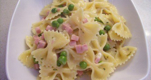 Ricette per bambini: pasta con crema di piselli e prosciutto Ricette per bambini: pasta con crema di piselli e prosciutto