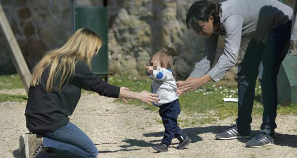 Simone Inzaghi papà affettuoso con il piccolo Lorenzo Simone Inzaghi papà affettuoso con il piccolo Lorenzo