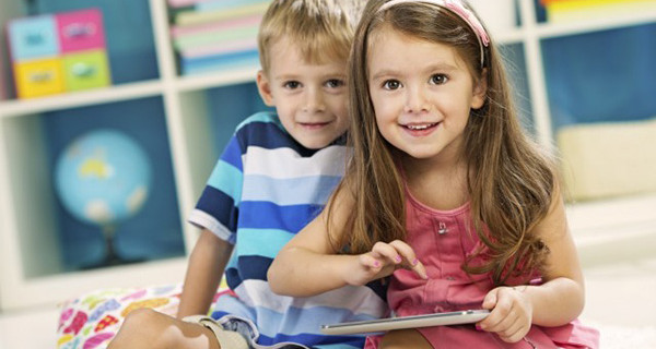 Tecnologia e bambini: smartphone e tablet non vanno usati davanti a loro Tecnologia e bambini: smartphone e tablet non vanno usati davanti a loro