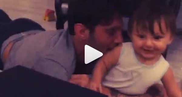 Santiago gattona e Stefano lo riempie di baci: il nuovo video pubblicato da Belen Rodriguez Santiago gattona e Stefano lo riempie di baci: il nuovo video pubblicato da Belen Rodriguez