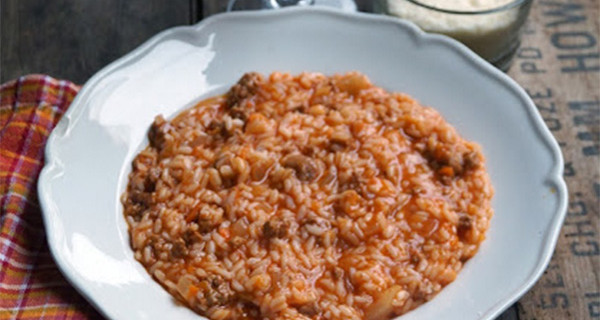Risotto al ragù, la ricetta del piatto unico più adatto per i bambini Risotto al ragù, la ricetta del piatto unico più adatto per i bambini