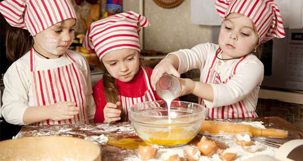 Il tuo bimbo non mangia in modo sano? Insegnagli a cucinare Il tuo bimbo non mangia in modo sano? Insegnagli a cucinare