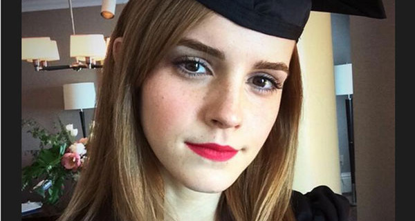 Emma Watson si è laureata: la maghetta di Harry Potter è Dottoressa in Letteratura Emma Watson si è laureata: la maghetta di Harry Potter è Dottoressa in Letteratura
