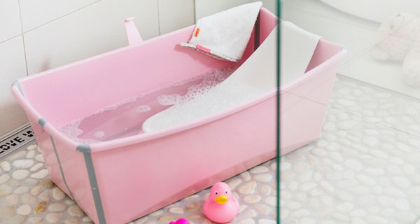 Stokke Flexi Bath si colora di rosa: la vaschetta pieghevole arriva anche per bambine Stokke Flexi Bath si colora di rosa: la vaschetta pieghevole arriva anche per bambine