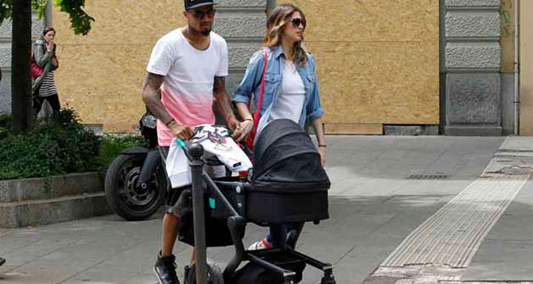 Melissa Satta a Milano con la carrozzina Joolz per il piccolo Maddox Melissa Satta a Milano con la carrozzina Joolz per il piccolo Maddox