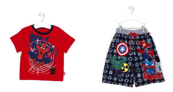 Costume da mare degli Avengers e t-shirt di Spider Man: in spiaggia con i supereroi Costume da mare degli Avengers e t-shirt di Spider Man: in spiaggia con i supereroi
