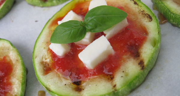 Pizzette senza glutine: zucchine al posto dell’impasto. La ricetta per celiaci Pizzette senza glutine: zucchine al posto dell’impasto. La ricetta per celiaci
