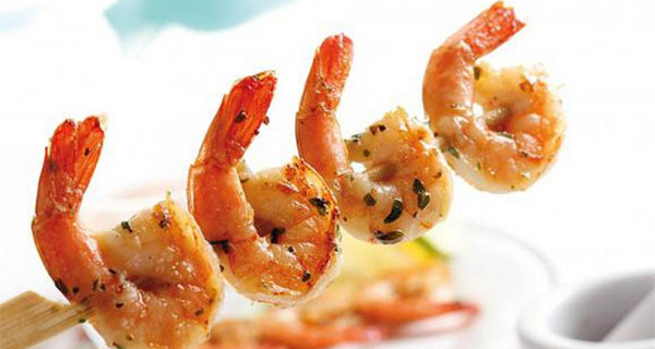 Ricette per bambini: spiedini di gamberi con zucchine e carote Ricette per bambini: spiedini di gamberi con zucchine e carote