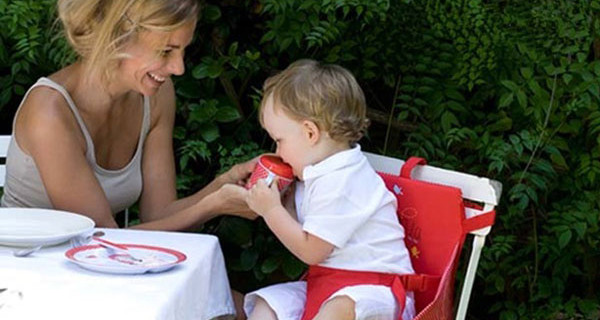 Gli accessori per mangiare all’aperto con il bebè: seggiolini portatili e set pappa Gli accessori per mangiare all’aperto con il bebè: seggiolini portatili e set pappa