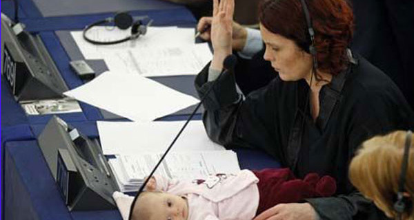 Mamme Lavoratrici: lo Stato le aiuta con 300 euro al mese per la baby sitter Mamme Lavoratrici: lo Stato le aiuta con 300 euro al mese per la baby sitter