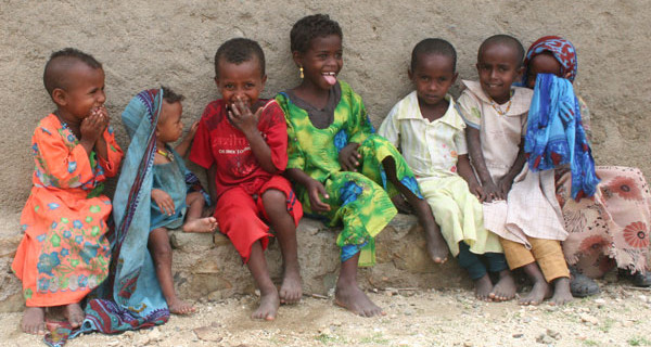 Bambino eritreo salvato dal coraggio di suo papà: ha percorso 300 km a piedi per farlo curare Bambino eritreo salvato dal coraggio di suo papà: ha percorso 300 km a piedi per farlo curare