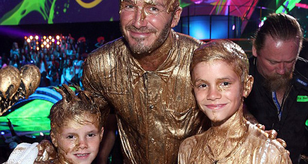 David Beckham con i figli Cruz e Romeo e il simpatico inconveniente ai Kids’ Choice David Beckham con i figli Cruz e Romeo e il simpatico inconveniente ai Kids’ Choice