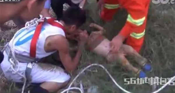 Cina, bambino precipita in un pozzo ma un pompiere eroe gli salva la vita Cina, bambino precipita in un pozzo ma un pompiere eroe gli salva la vita