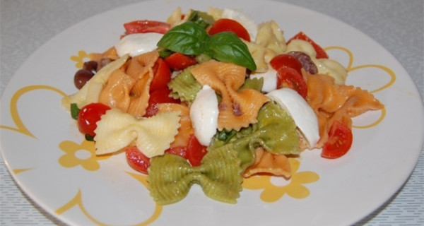 Insalata di pasta con mozzarella e pomodorini, la ricetta di un piatto completo per i bambini Insalata di pasta con mozzarella e pomodorini, la ricetta di un piatto completo per i bambini