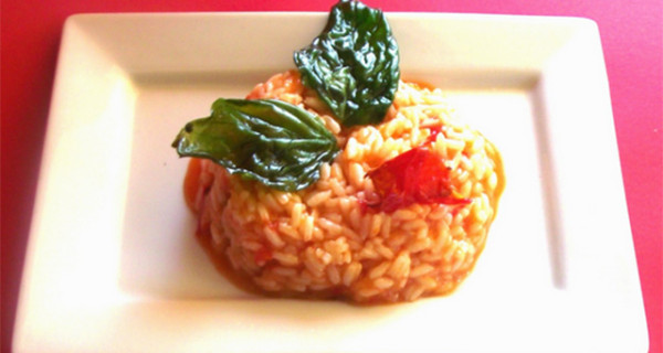 Riso al pomodoro e basilico, la ricetta estiva perfetta per i bambini Riso al pomodoro e basilico, la ricetta estiva perfetta per i bambini