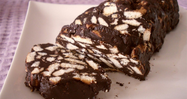 Salame di cioccolato senza glutine: la gustosa ricetta anche per bambini celiaci Salame di cioccolato senza glutine: la gustosa ricetta anche per bambini celiaci