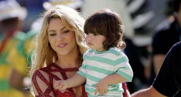 Shakira alla finale di Coppa del Mondo con il piccolo Milan Piquè Shakira alla finale di Coppa del Mondo con il piccolo Milan Piquè