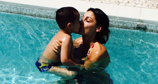 Anna Tatangelo, dopo il successo del suo ultimo brano, si gode le vacanze in famiglia Anna Tatangelo, dopo il successo del suo ultimo brano, si gode le vacanze in famiglia