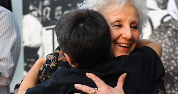 La commovente storia di Estela de Carlotto: ha ritrovato il nipote dopo 36 anni di ricerche La commovente storia di Estela de Carlotto: ha ritrovato il nipote dopo 36 anni di ricerche