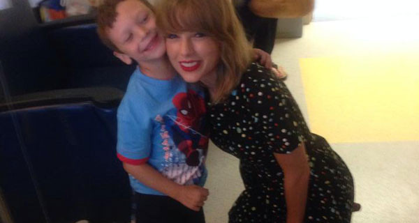 Taylor Swift incontra in ospedale Jordan, un bimbo malato di 6 anni. FOTO e VIDEO Taylor Swift incontra in ospedale Jordan, un bimbo malato di 6 anni. FOTO e VIDEO